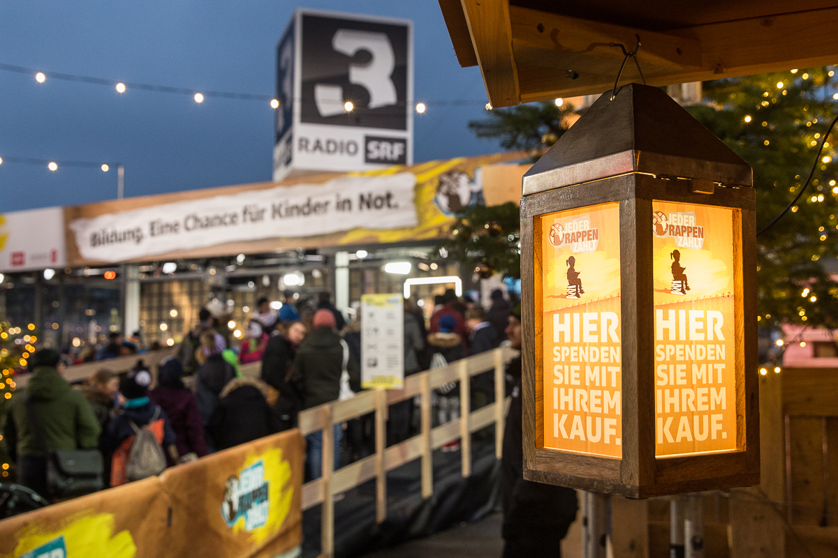 Rednerin lacht während ihrer Ansprache am Firmenevent